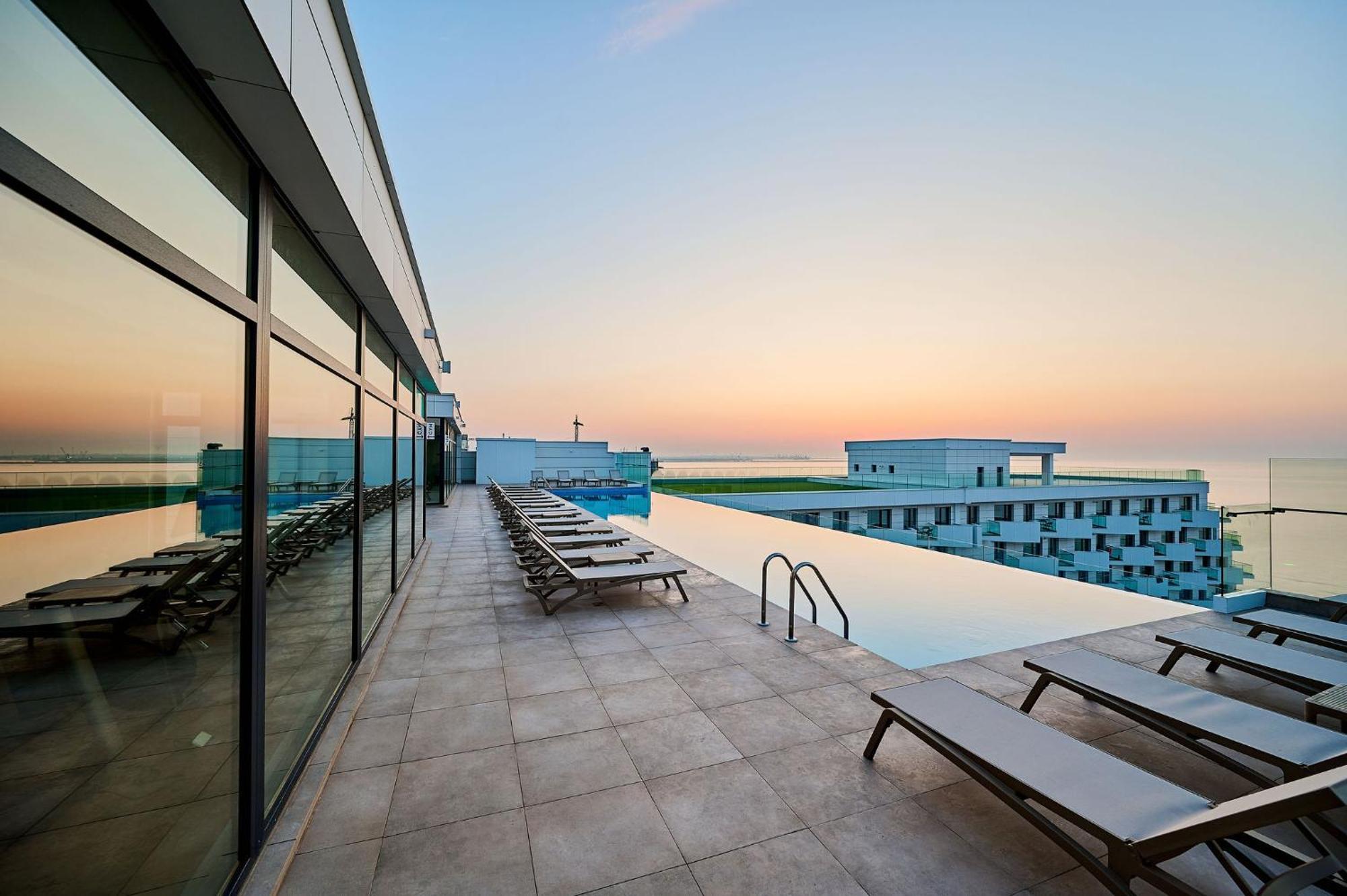Wave N' Sea Apartment In Infinity Beach Resort - Parking Mamaia Exteriér fotografie